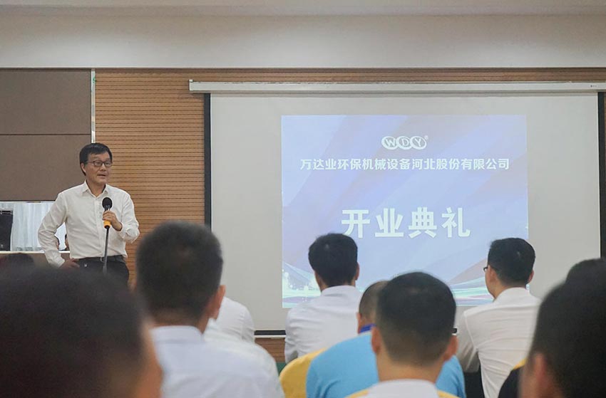 隨后原河南洛陽(yáng)耐火研究院院長(cháng)周寧生致辭。